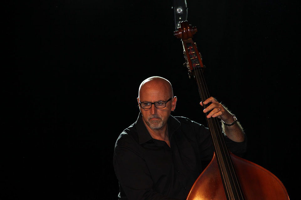 Giacomo Bertuglia con il suo contrabbasso